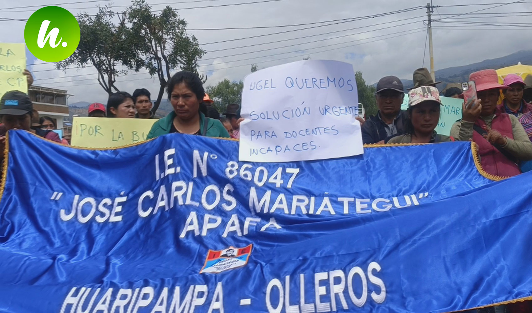 Padres de familia protestan por docentes que no cumplen con sus ...