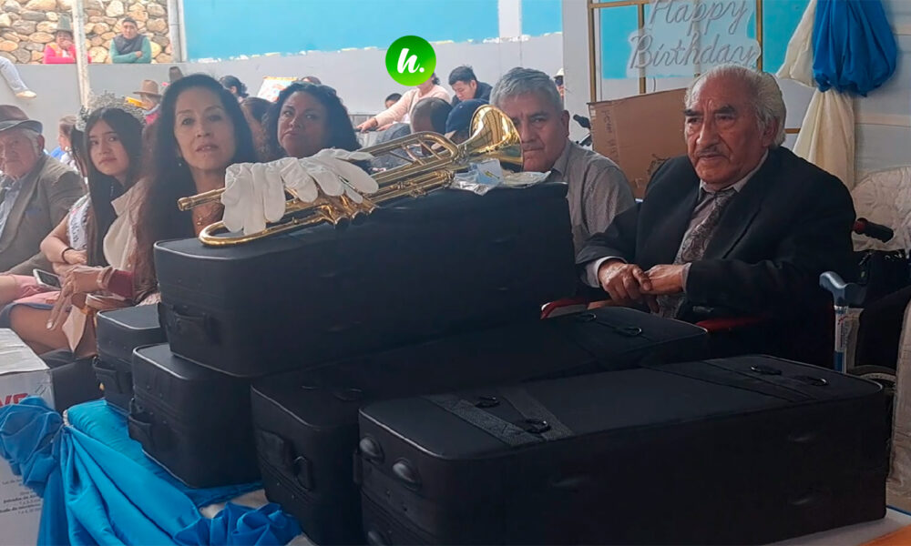 Huaraz: Promoción 1972 dona 4 cornetas al colegio Raimondi